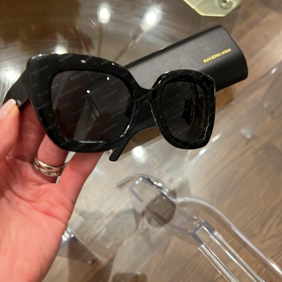 Balenciaga sunglasses with logo with case - Picture 4 of 4